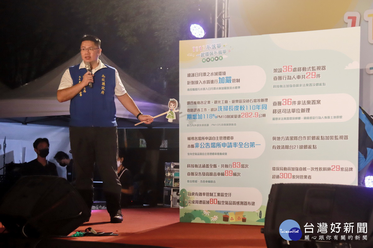 李局長說明該局業務成果及環保宣導。(記者扶小萍攝)