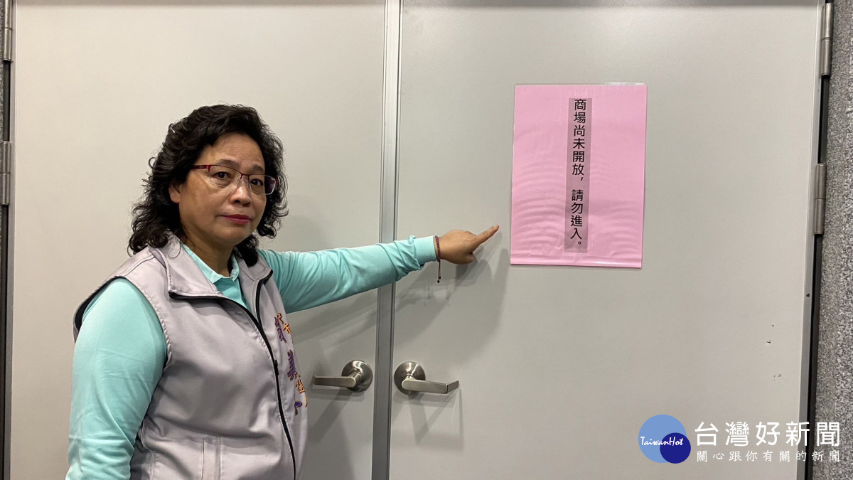 豐原轉運中心2樓商場大門張貼「籌備中,請勿進入」告示,翁美春批評市府招商不力。