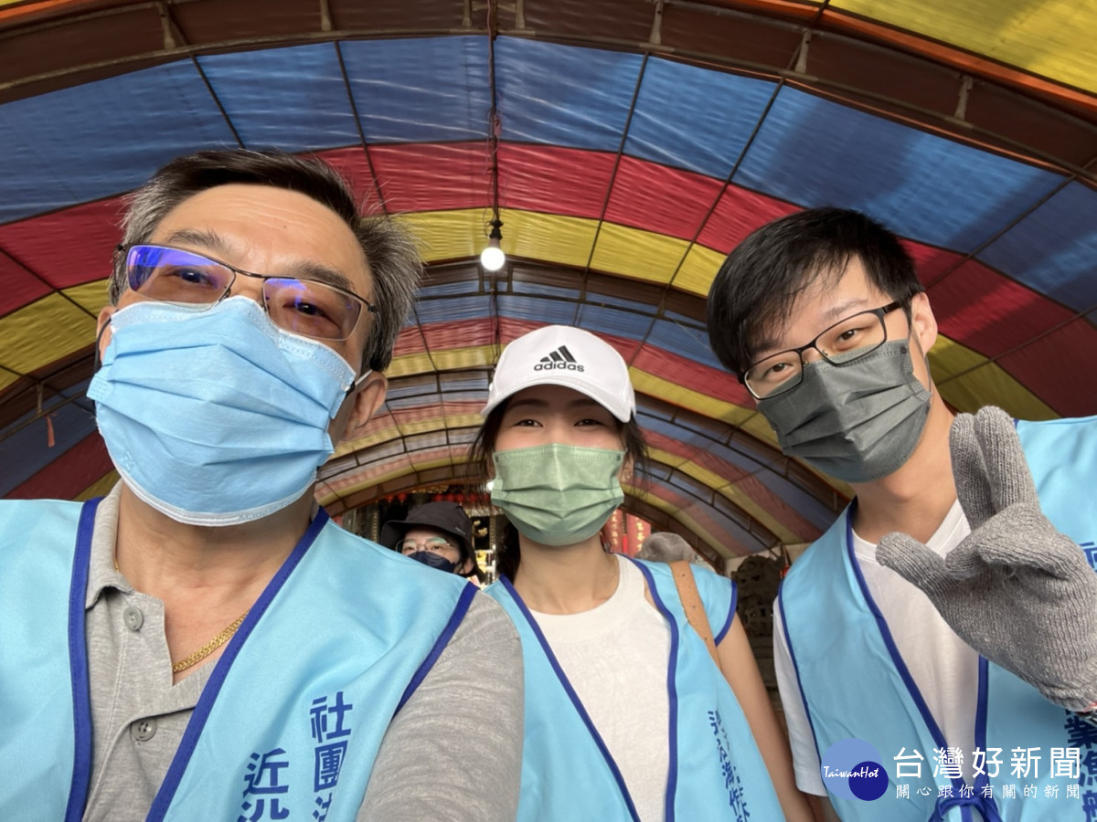 社團法人雲林縣近沿海作業漁船協進會12日下午舉辦「雲友似海-愛護海洋從環保做起淨灘活動暨慈善募款餐會」,允能風力發電也共襄盛舉,除了捐贈款項,也派員參與淨灘活動/陳致愷翻攝
