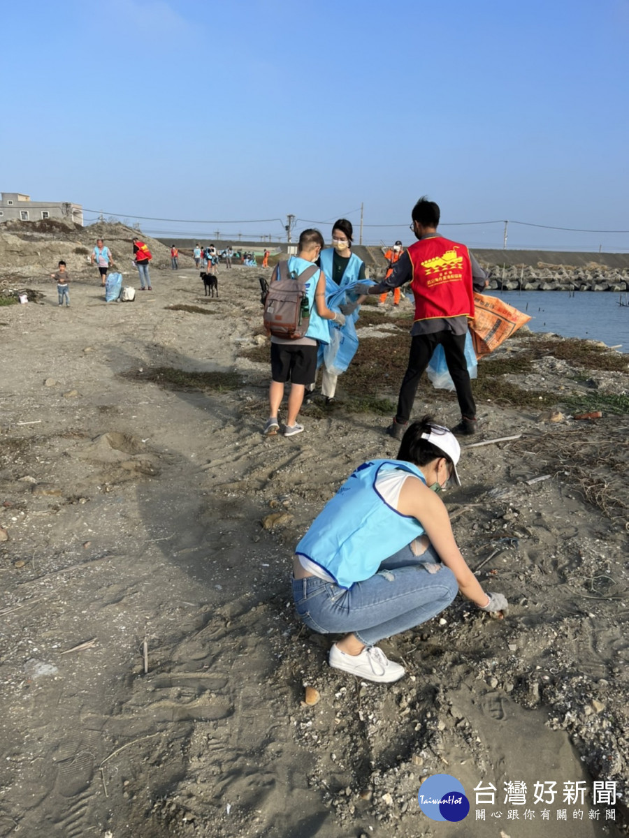 社團法人雲林縣近沿海作業漁船協進會12日下午舉辦「雲友似海-愛護海洋從環保做起淨灘活動暨慈善募款餐會」,允能風力發電也共襄盛舉,除了捐贈款項,也派員參與淨灘活動/陳致愷翻攝