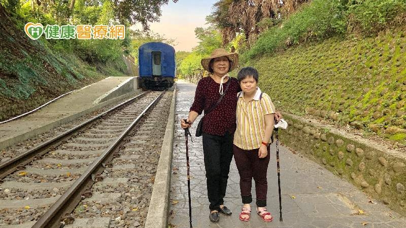 照顧唐氏症女兒54年、夫罹小腦萎縮症不離棄　身障家庭照顧楷模