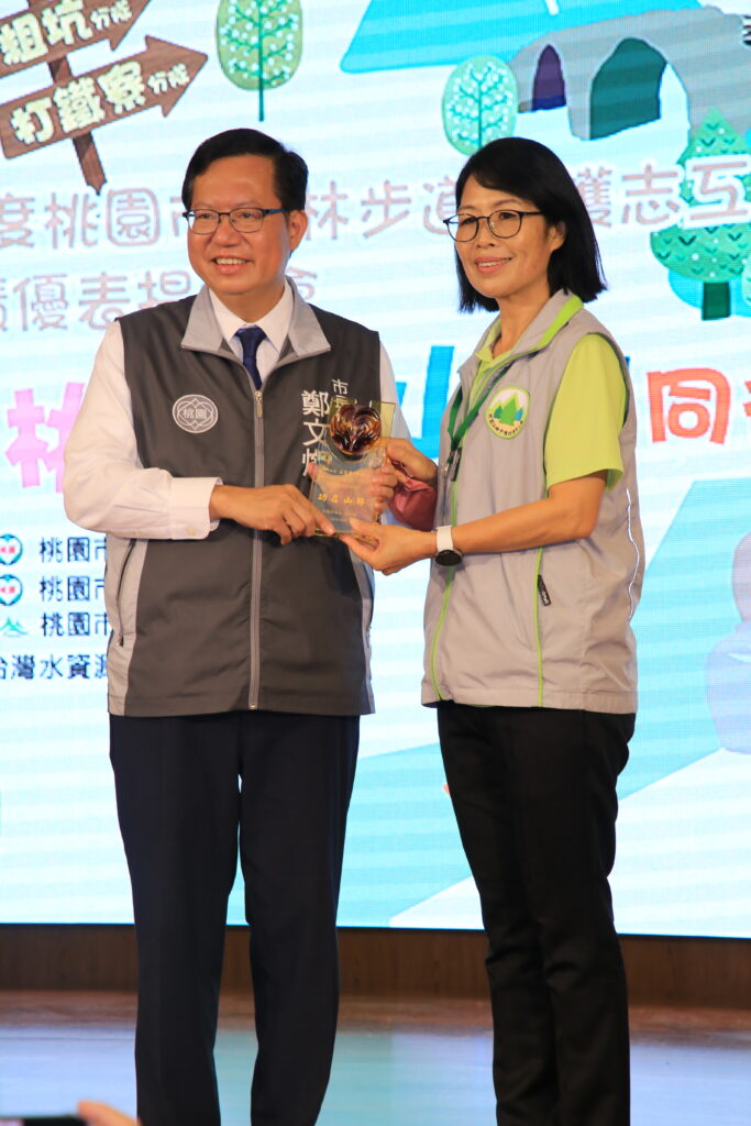 獲得傑出貢獻獎的江金珠右表示,透過實務的參與與執行,獲得了許多成長,加入山林巡護志工,為下一代的山林教育扎根。