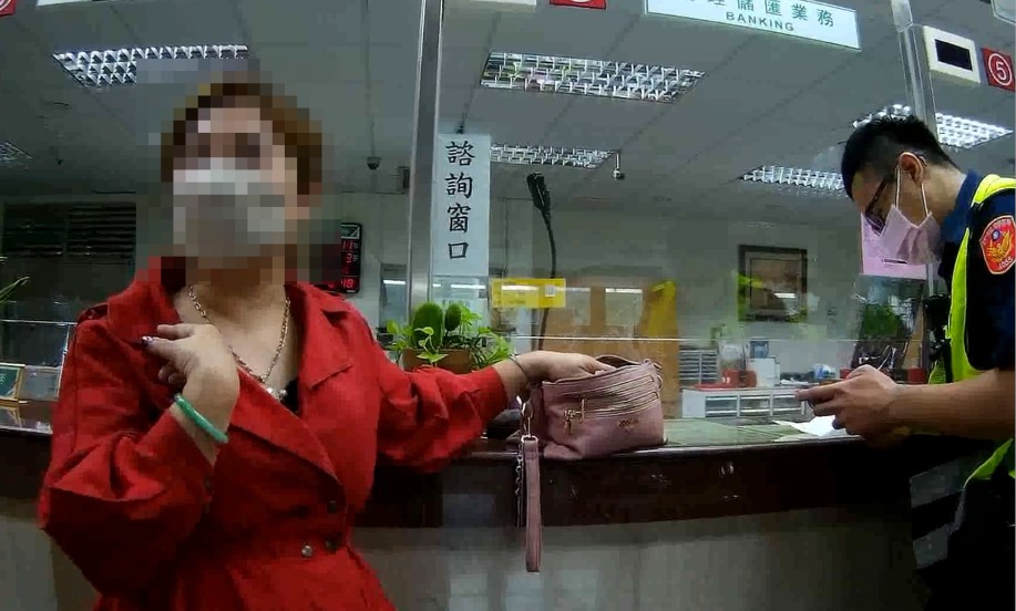 ▲警方耐心說明常見詐騙手法後，阮女打消匯款念頭 (圖/台中市警察局 提供)