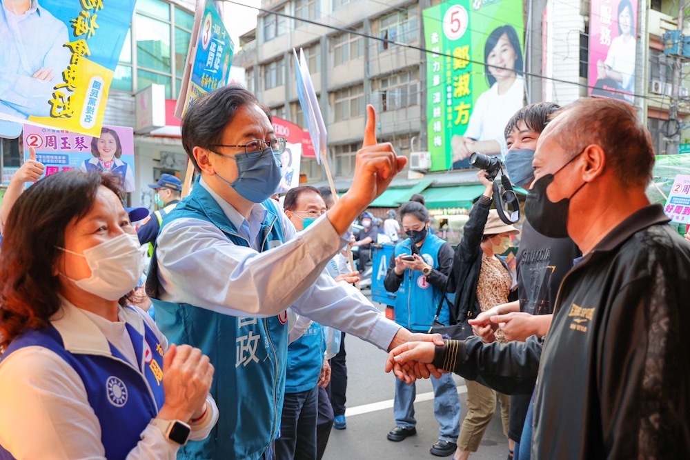 【匯流民調2022縣市長系列3-3】選情分析/張善政鴨子划水得領先 鄭運鵬願景被負面選戰埋沒 69 國民黨桃園市長候選人張善政在選戰後期,民調持續穩定領先,可謂「鴨子划水」戰法奏效。