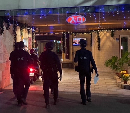 圖片說明:新莊警實施清樓專案,清查轄區治安死角。(記者戴昱弘翻攝)