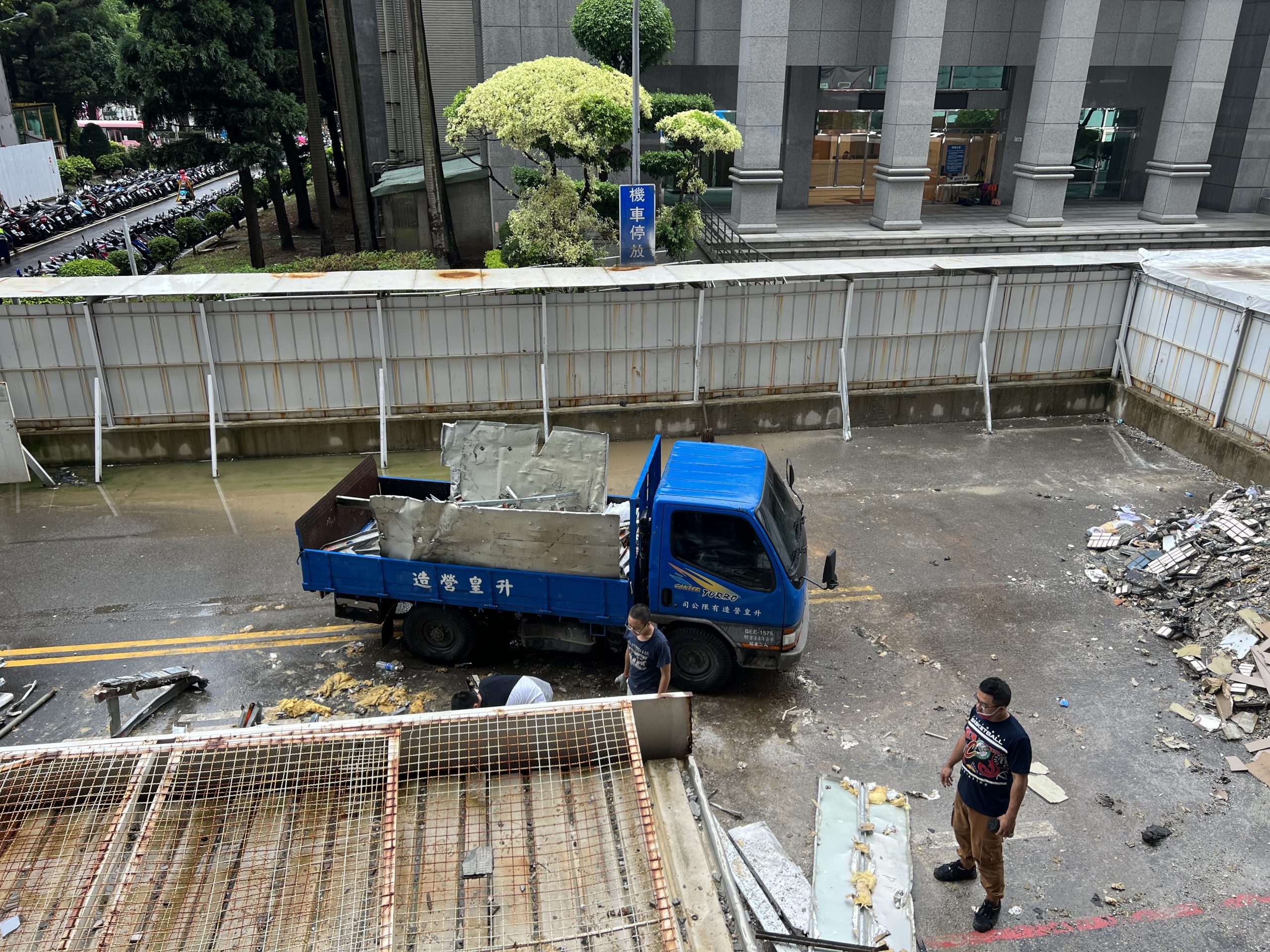 圖片說明:拆除後的鋁製品在多次承攬桃園市政府相關工程的《升皇營造有限公司》工程車上。(圖/投訴人提供)