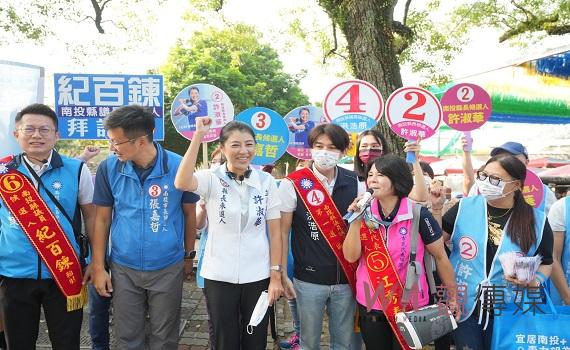 許淑華中興新村第一市場拜票懇託 現場鄉親熱情合影大喊凍蒜