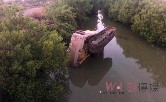 台南怪手側翻圳溝裡     駕駛遭壓救出已無生命跡象