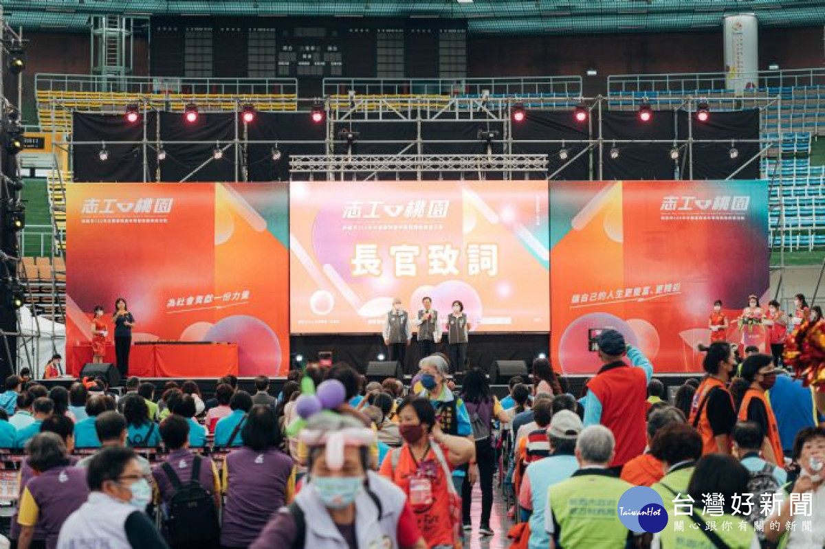 鄭市長感謝所有志工夥伴的貢獻，在社會每個角落默默付出，創造出更多的溫暖。<br /><br /> <br /><br /> 