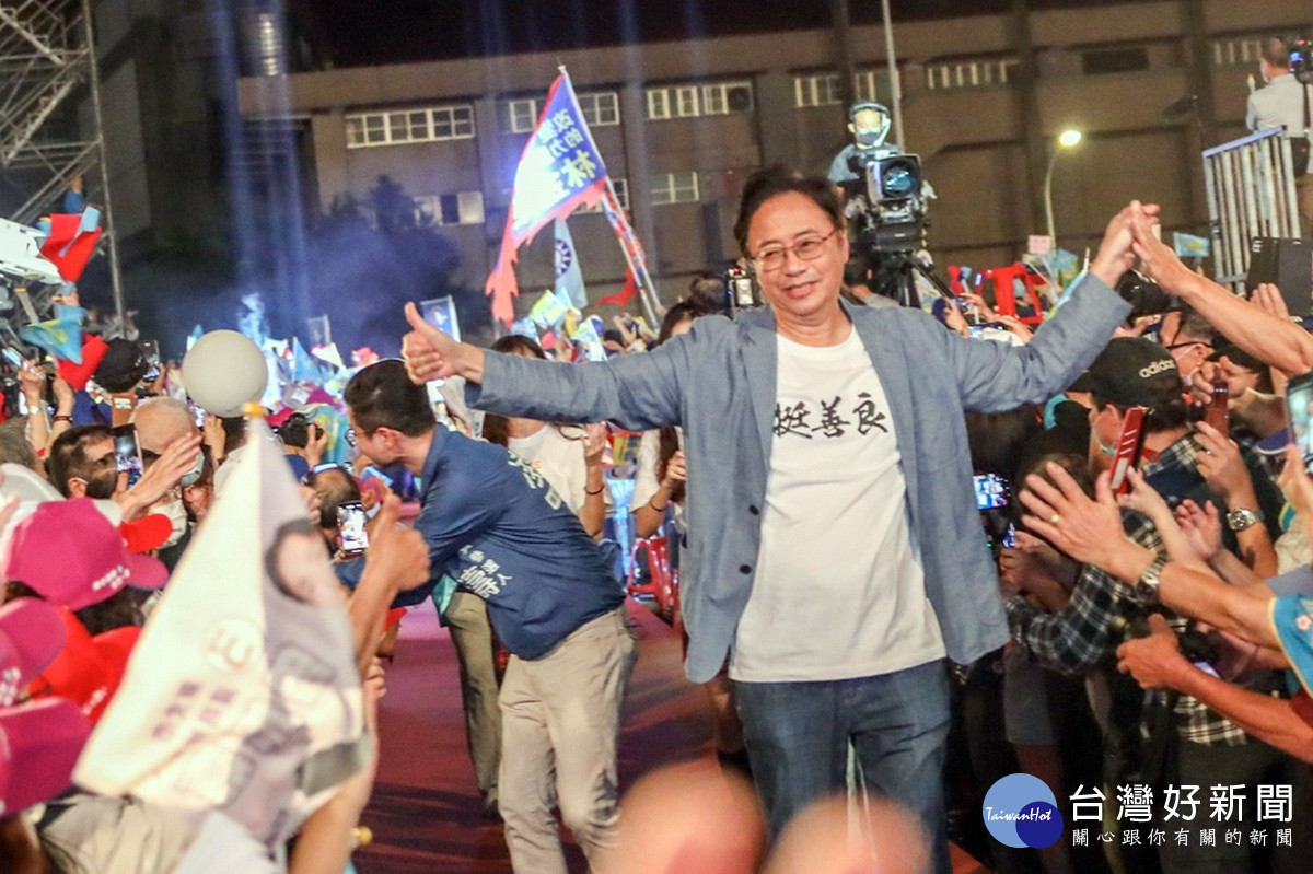 國民黨桃園市長候選人張善政出席「再一次歡呼.六六大勝」晚會受到支持者熱烈歡迎。