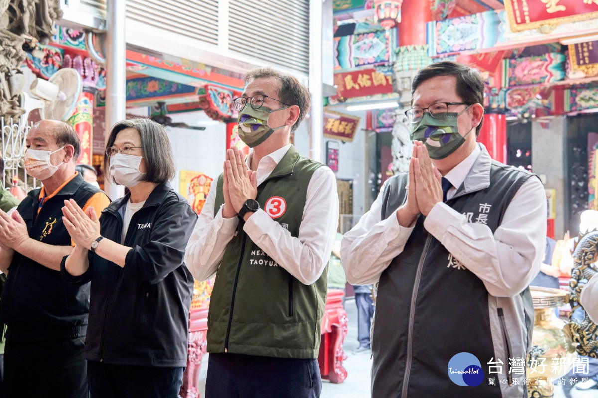 蔡英文總統一到現場先至廟內參拜神農大地，祈求來年一樣能風調雨順、國泰民安。<br /><br /> <br /><br /> 