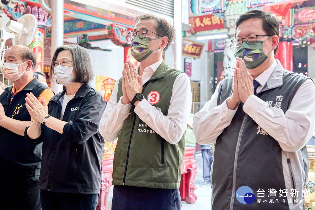 蔡英文總統於龍元宮參香,祈求神農大帝保佑台灣士農工商百業興旺。