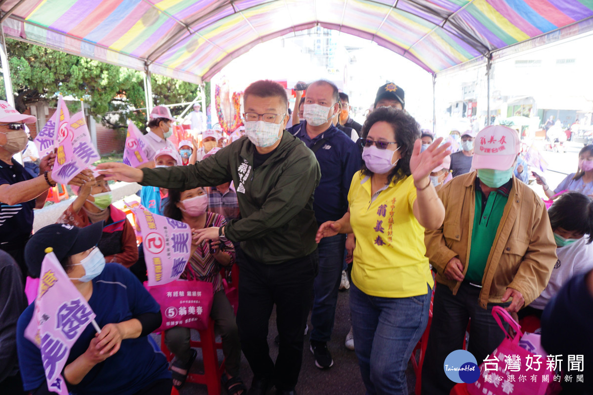 蔡其昌攜手翁美春大進場,受到支持者夾道簇擁。