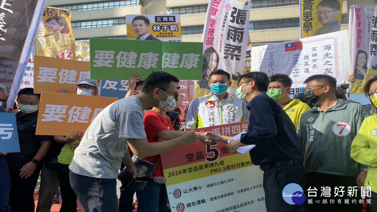 ▲陳其邁陪同黨籍市議員候選人李雨庭、洪村銘還有韓賜村來到林園早市拜票,把握機會緊握每一雙手誠懇拜票。(圖/記者 許高祥 翻攝)