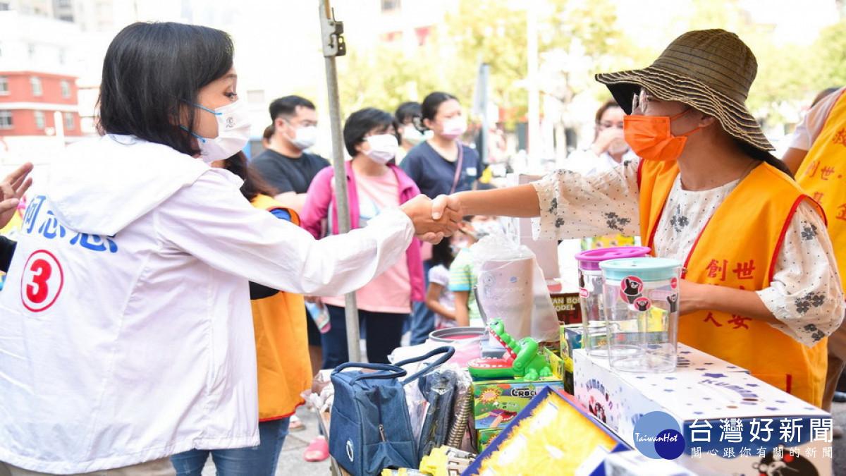 ▲柯志恩與民眾一同參與現場攤位、親子活動,受到熱烈歡迎。