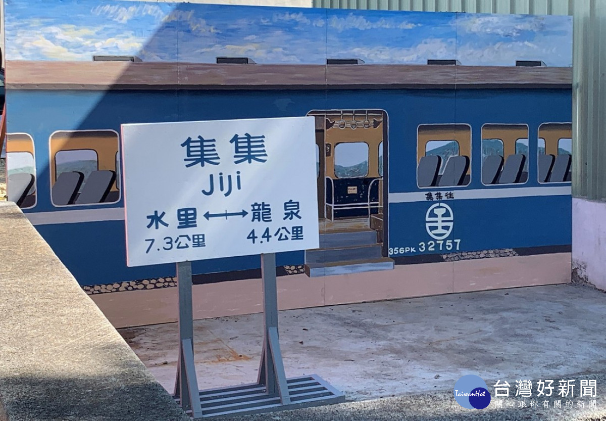 木匠師彩繪復刻迷你車廂背景,提供給民眾打卡拍照留影。
