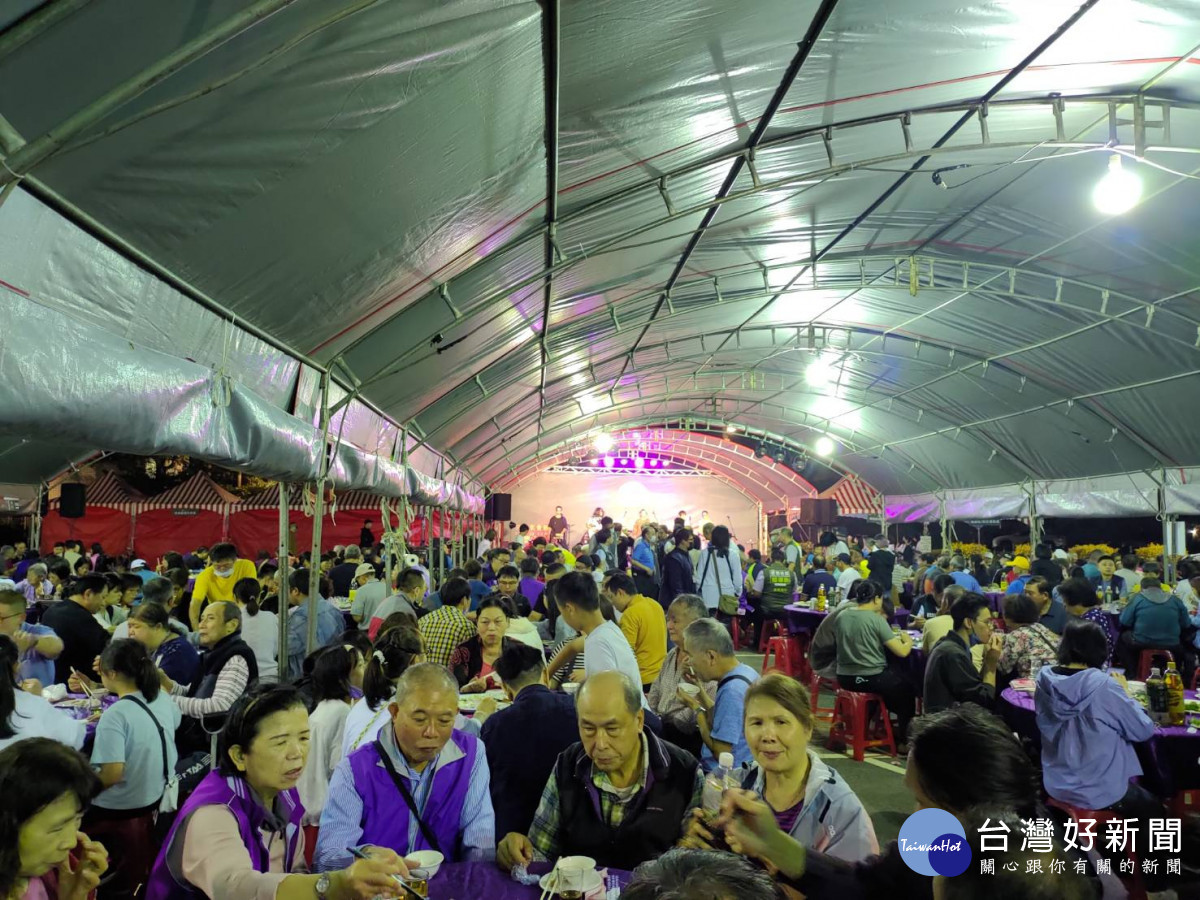 月光團圓宴席開百桌,千人共聚享用客家美食。