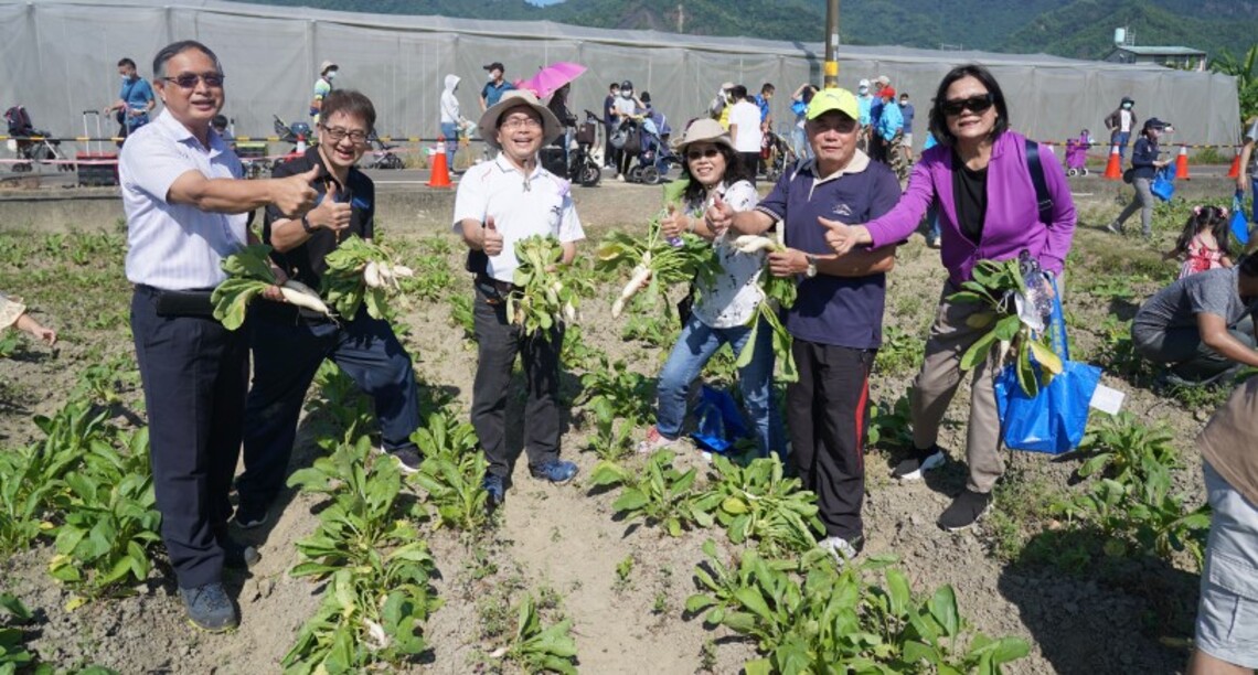 台電鳳山號召員工美濃拔蘿蔔促進當地觀光