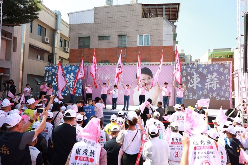 盧秀燕市長將戰旗授與七位總幹事,期盼在選戰倒數兩週最後衝刺時刻,成為她的分身,保持戰力滿點全力拜票。(圖/盧秀燕競選總部)