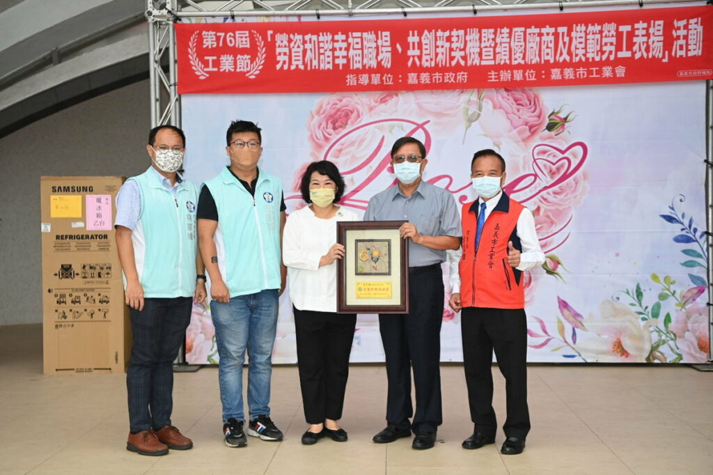 市長與工業特別貢獻獎張志毓董事長(右2)合照