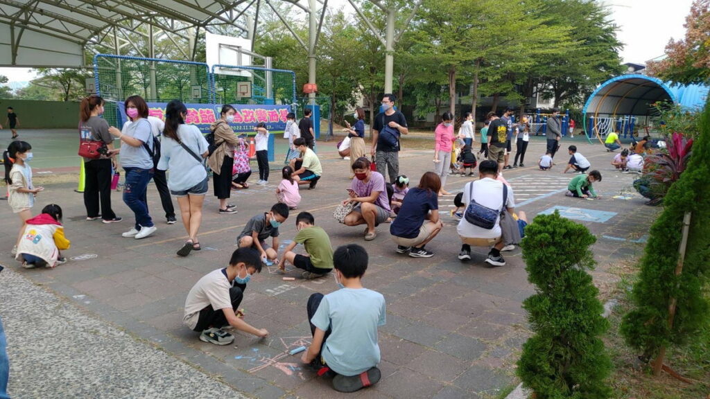 「志航藝異想起飛」活動,讓孩子變身小小畢卡索,發揮想像與創造力,在地板自由自在