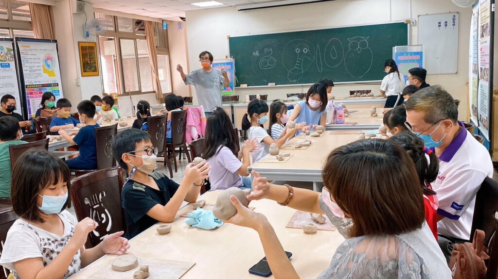 大同國小也響應造反教育節,與學校特色結合,安排黏土創意塑造活動