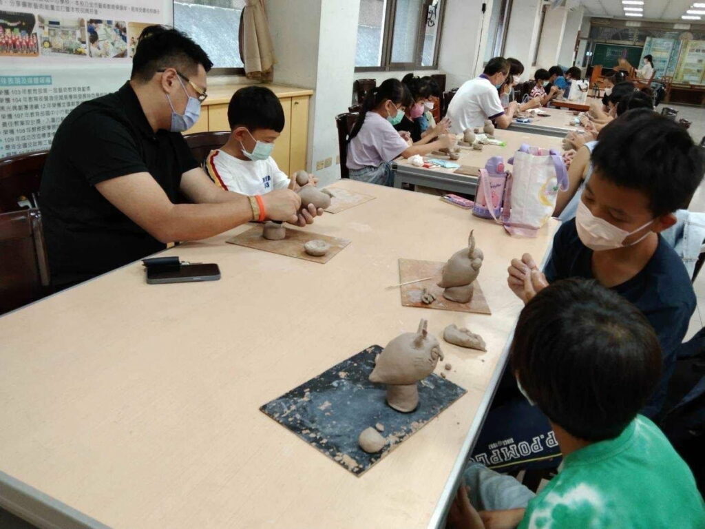大同國小也響應造反教育節,與學校特色結合,安排黏土創意塑造活動