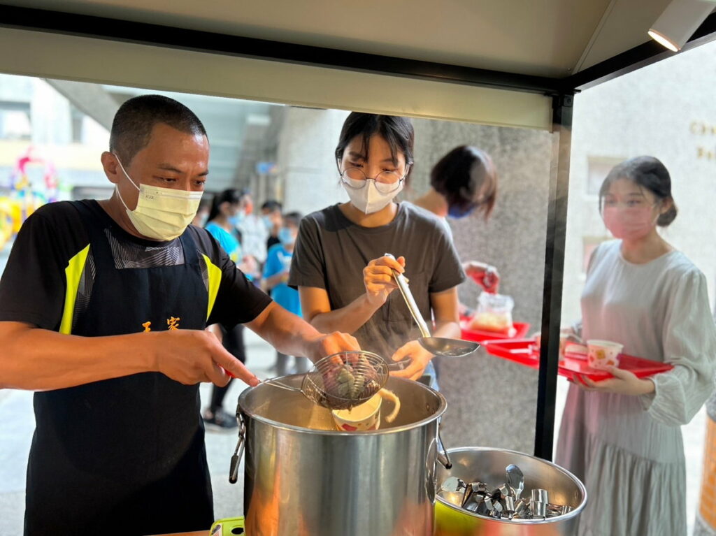 民族國小以文化造反為主題,用市場職人講座,請東市場老店家為家長示範如何做出傳統