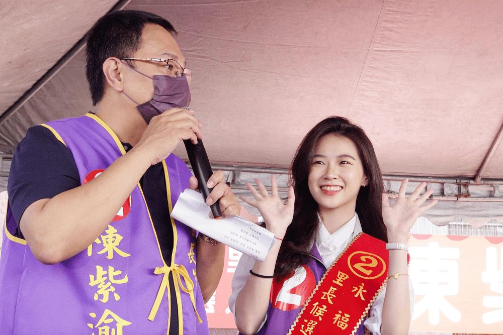 粉絲擠爆最美里長候選人競總茶會 陳紫渝籲幫催票 羞喊我只有你們! 32 陳紫渝向民眾打招呼