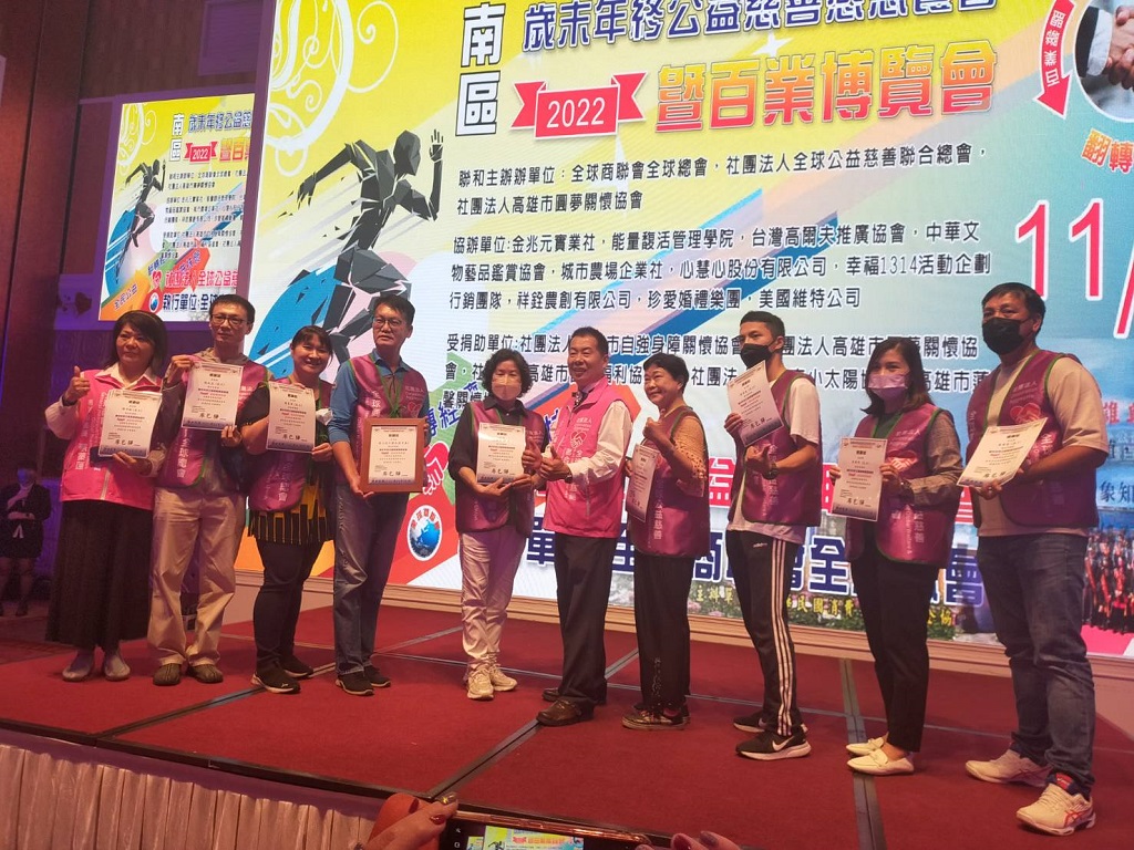 圖片說明:公益大使暨全球商聯會全球總會創會總會長廖巳驊(右5)與當日授證人員暨貴賓合影。(圖/全球商聯會全球總會)