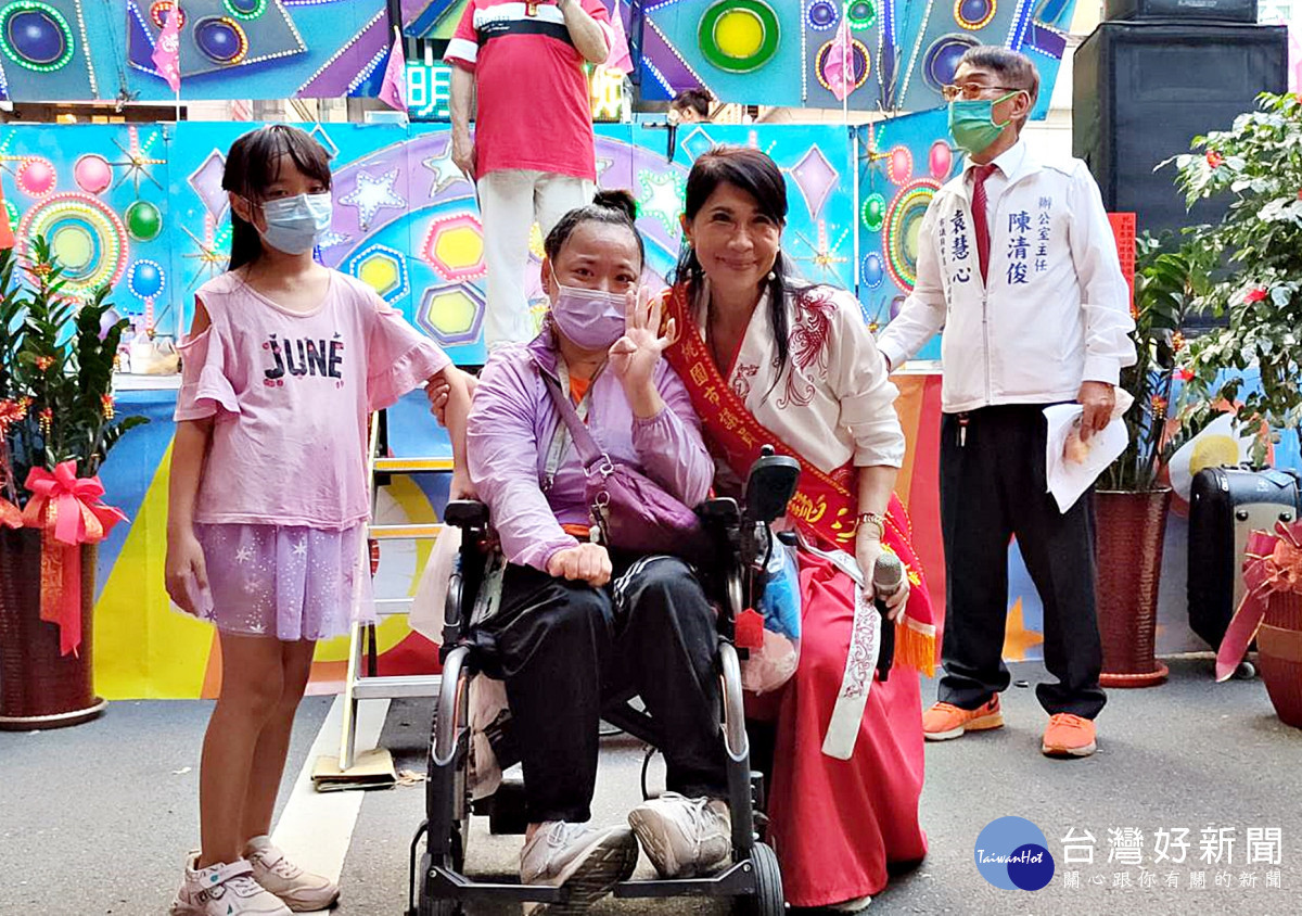 俠女、人間天使袁慧心競總成立 不分黨派共同推薦進議會服務民眾(接受袁慧心協助的母女力挺)