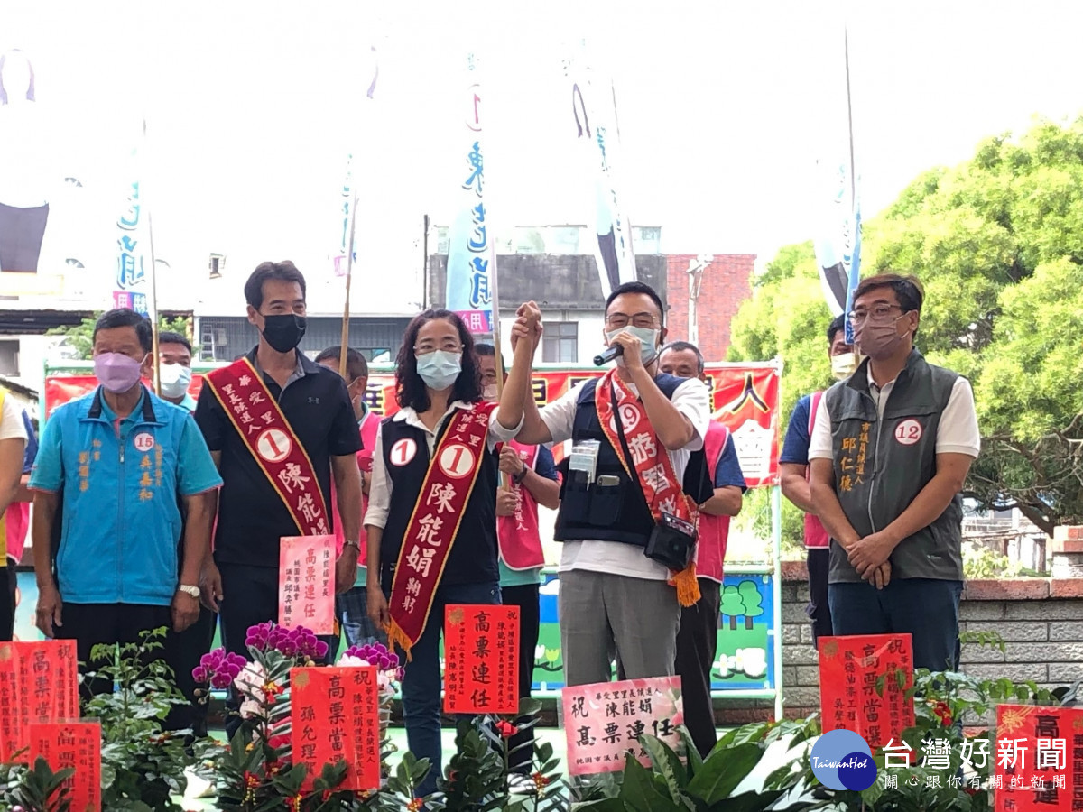 中壢區議員侯選人游智彬選情升級穿防彈衣跑行程（為里長候選人助講）