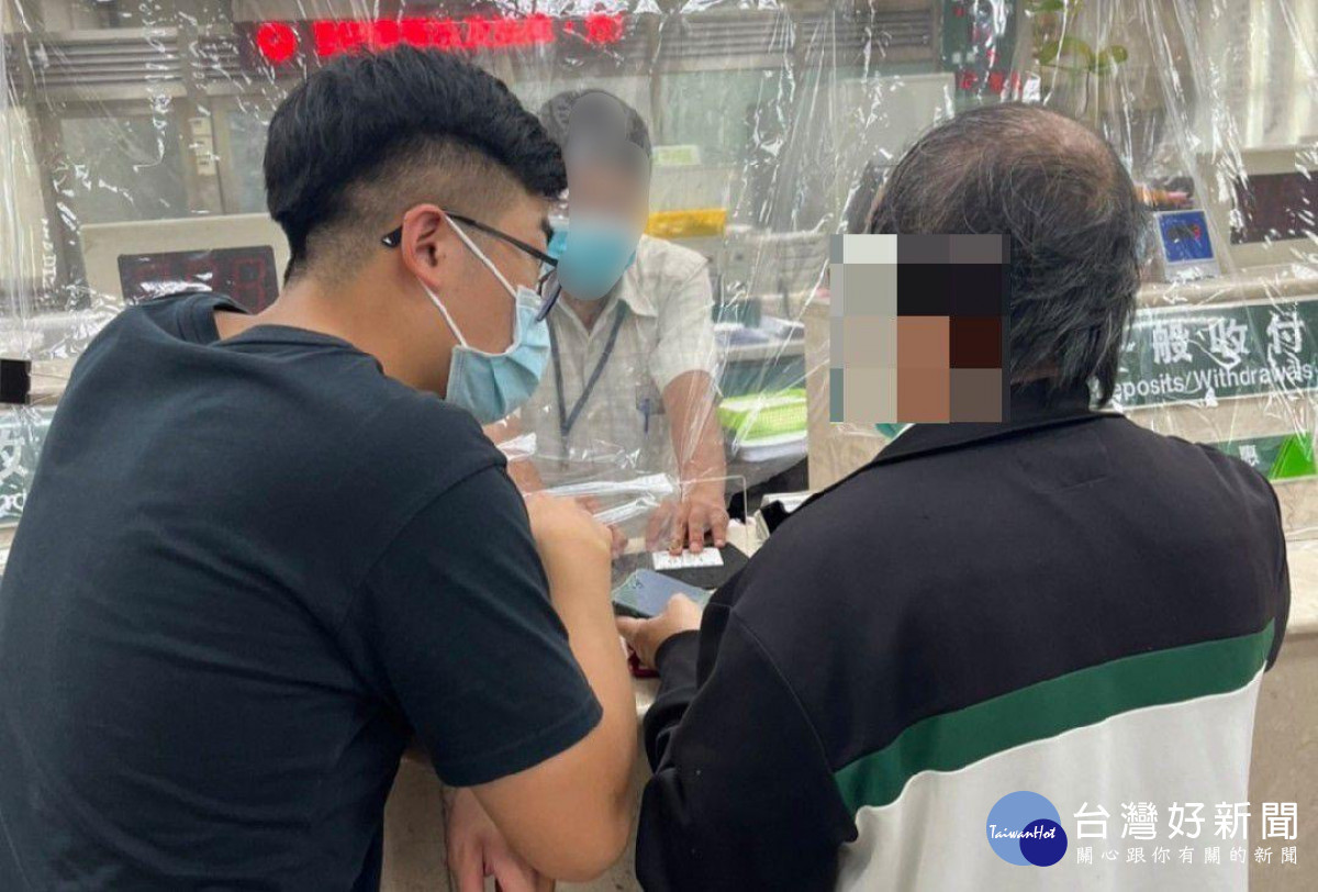 豐原警方揭穿詐騙集團騙術,成功保住老翁60萬存款。