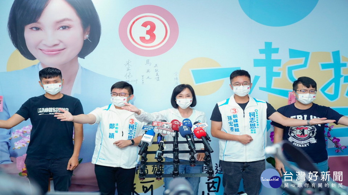 ▲選戰倒數,競選團隊展現團結。