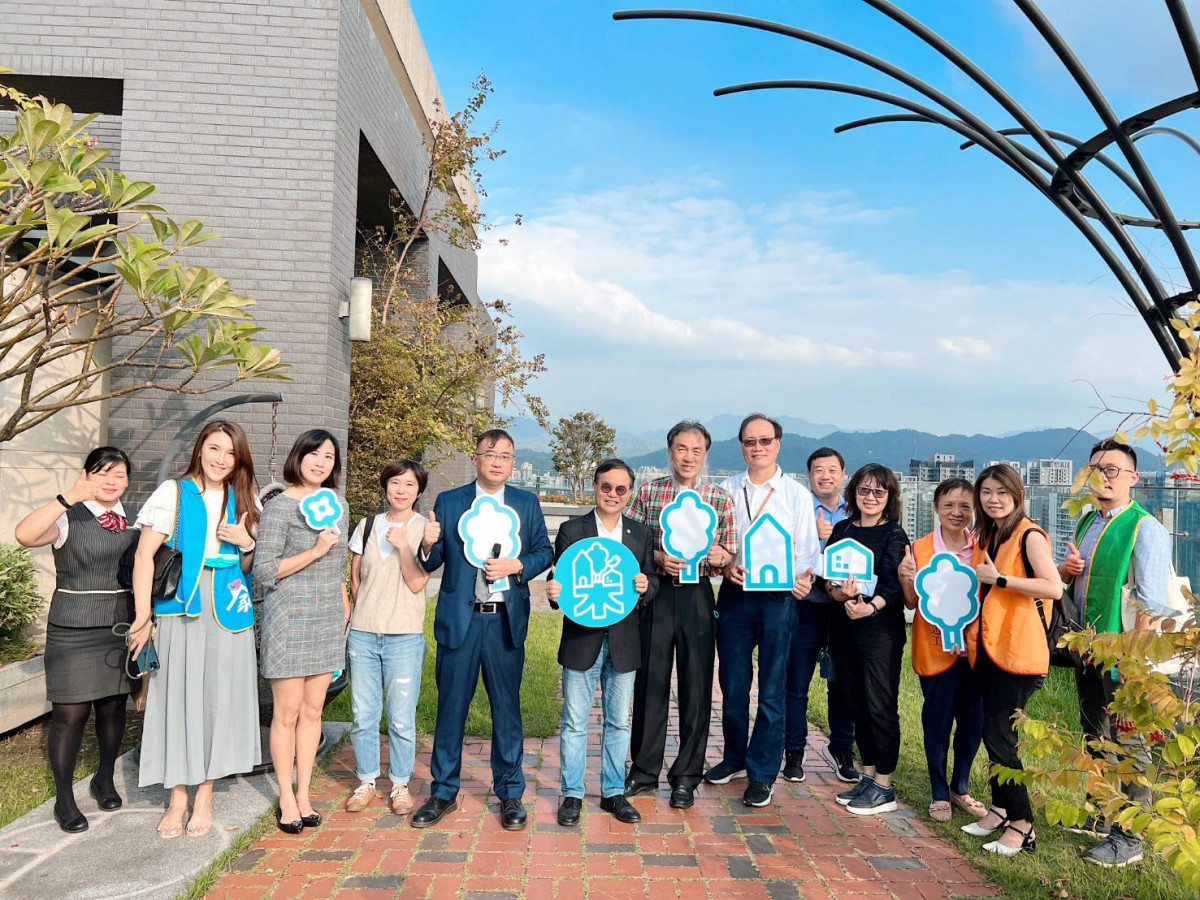 社區主任委員領路,導覽來賓參觀社區公共設施(圖為天台互動區)。(圖/臺中市政府都市發展局提供)