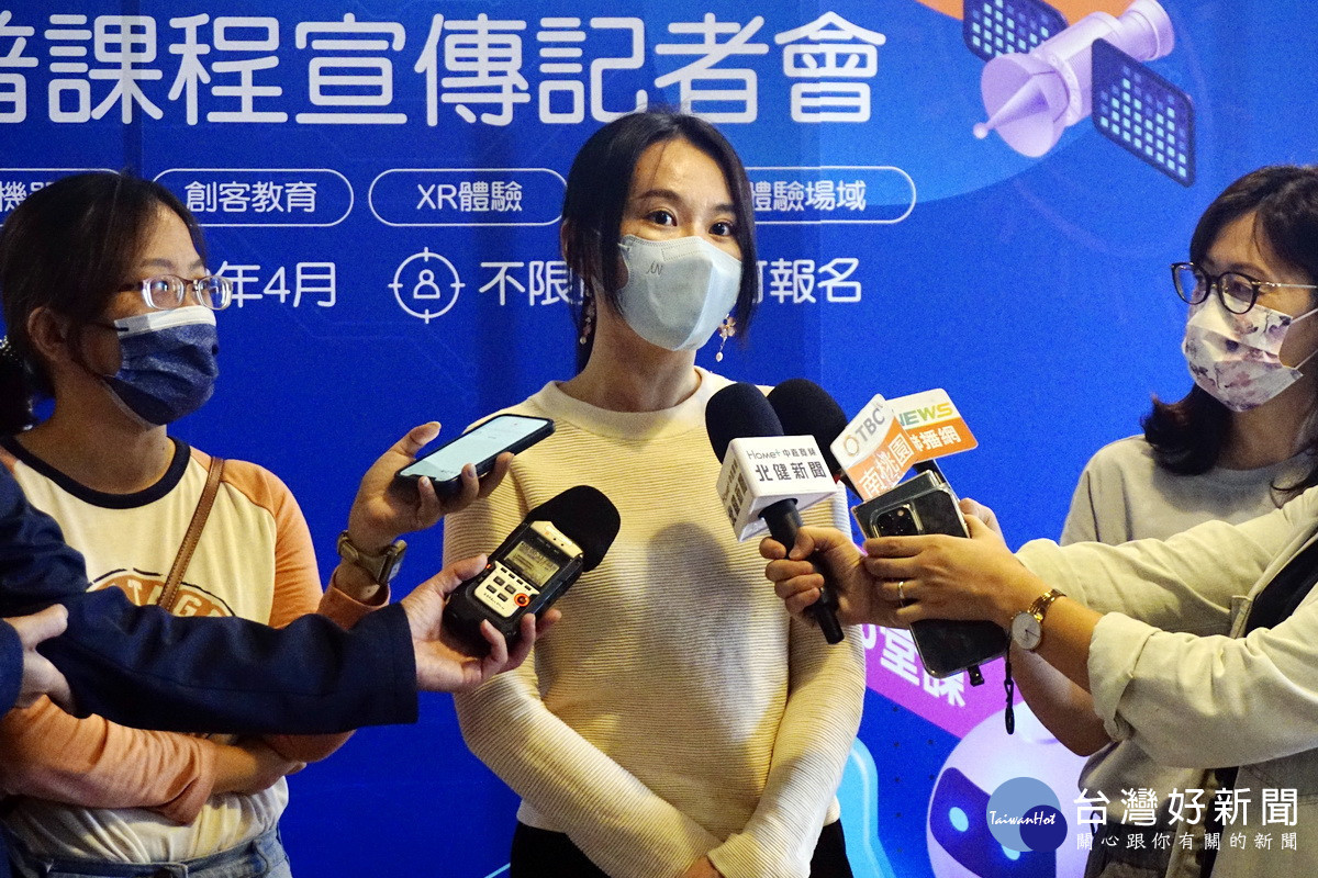 桃園市政府青年事務局長陳冠穎接受媒體訪問。