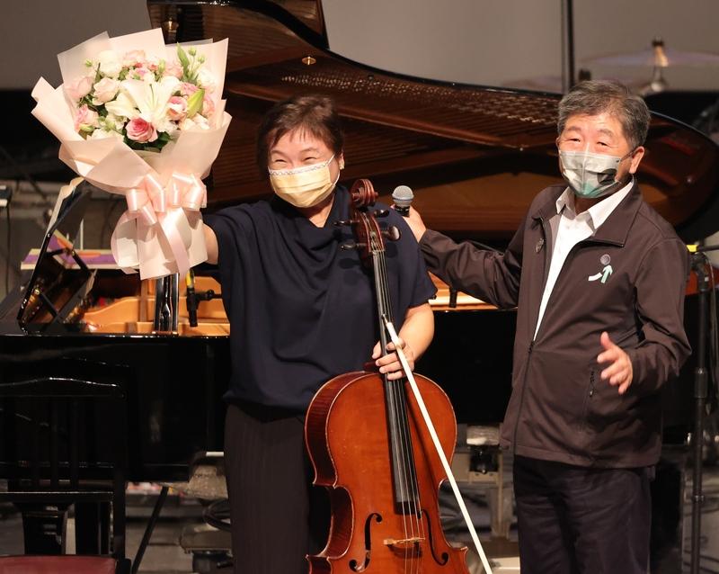 陳時中(右)的妻子、大提琴家孫琬玲(左)13日晚間在丈夫的音樂會獻上琴聲表達支持,這是陳時中參選以來兩人第一次公開同台。中央社