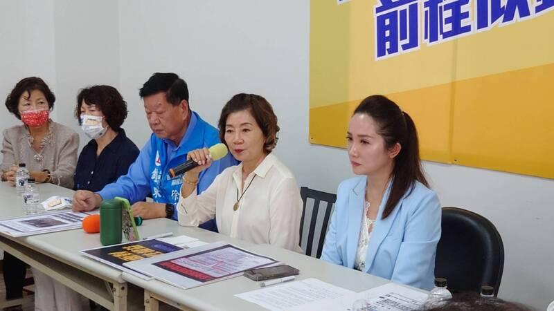 鍾東錦競選總部發言人陳怡樺（右1）在臉書遭網友留言謾罵攻擊，苗栗縣長徐耀昌妻子蔡麗卿（右2）14日會同多個婦女團體代表到競選總部替她加油打氣。中央社