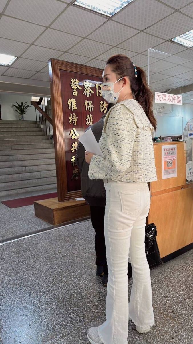 在臉書遭網友留言謾罵攻擊，陳怡樺報警提告。鍾東錦辦公室提供