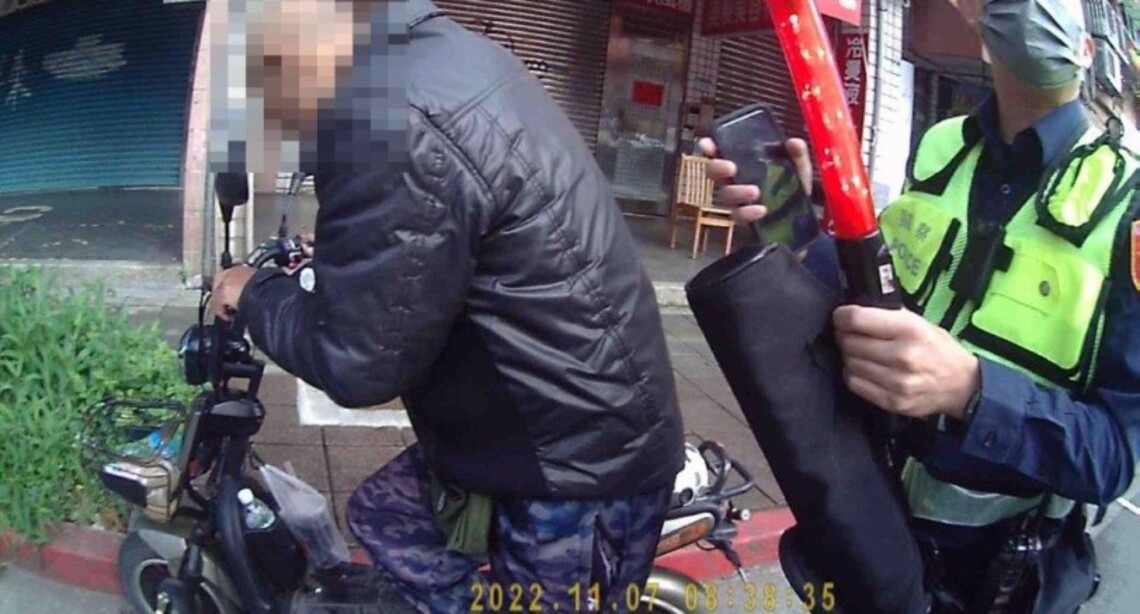 酒容難掩 男酒後騎乘微電車 遭保警依法送辦