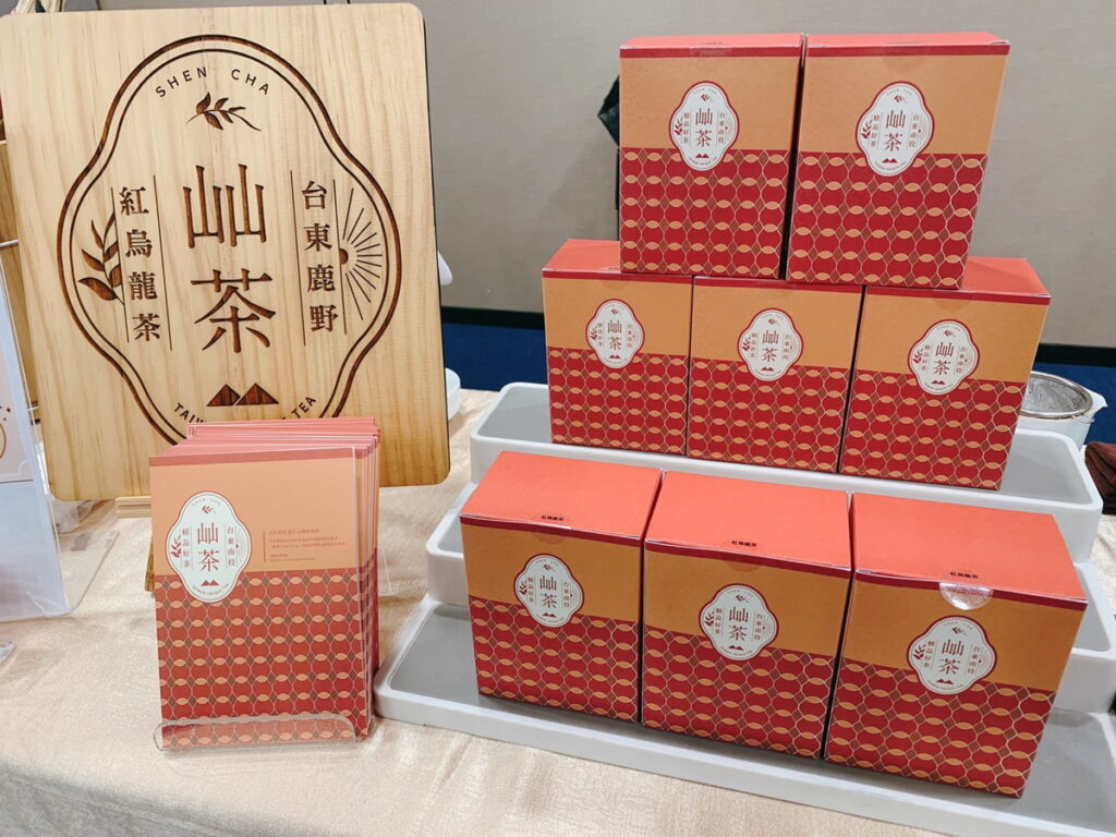 鹿野特有的「臺東屾茶-紅烏龍茶包」滋味甘甜,冷熱飲皆宜