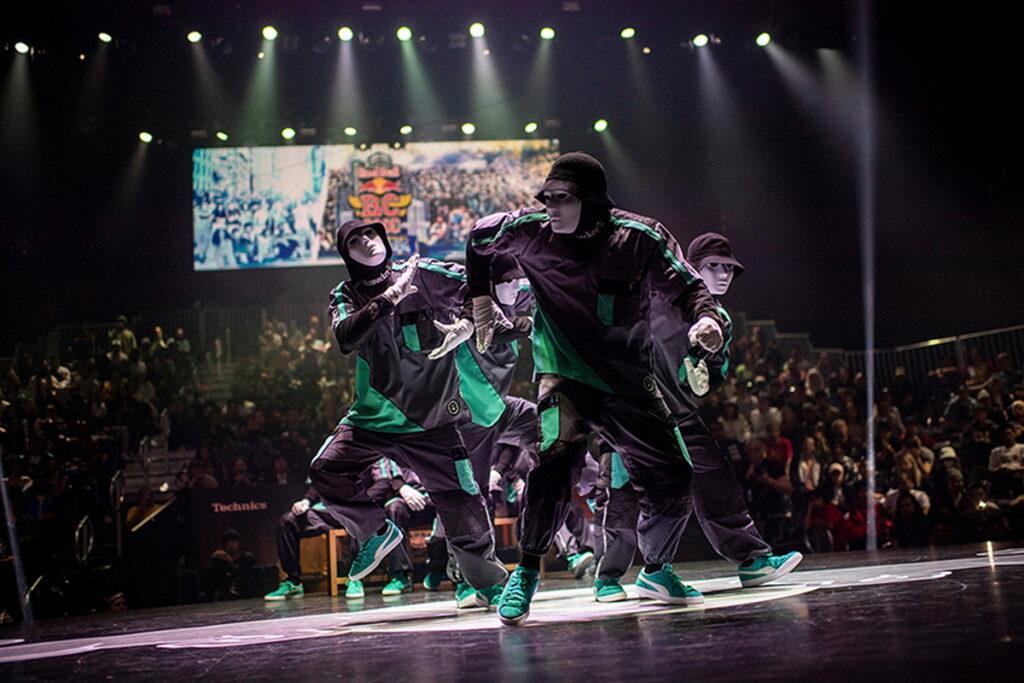 2022 Red Bull BC One世界總決賽邀請街舞天團Jabbawockeez登場演出,為現場嗨翻最高點