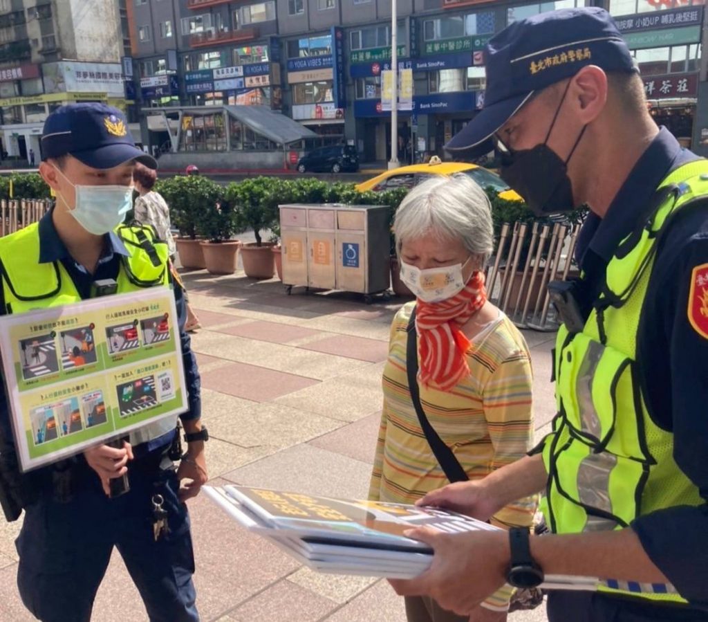 圖 :長者專心聆聽交通安全宣導。