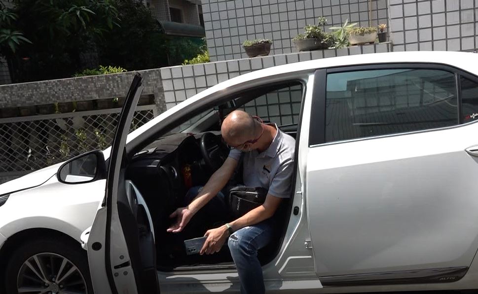 ▲員警搜查藏於毒販車輛上的毒品 (圖/台中市警察局 提供)