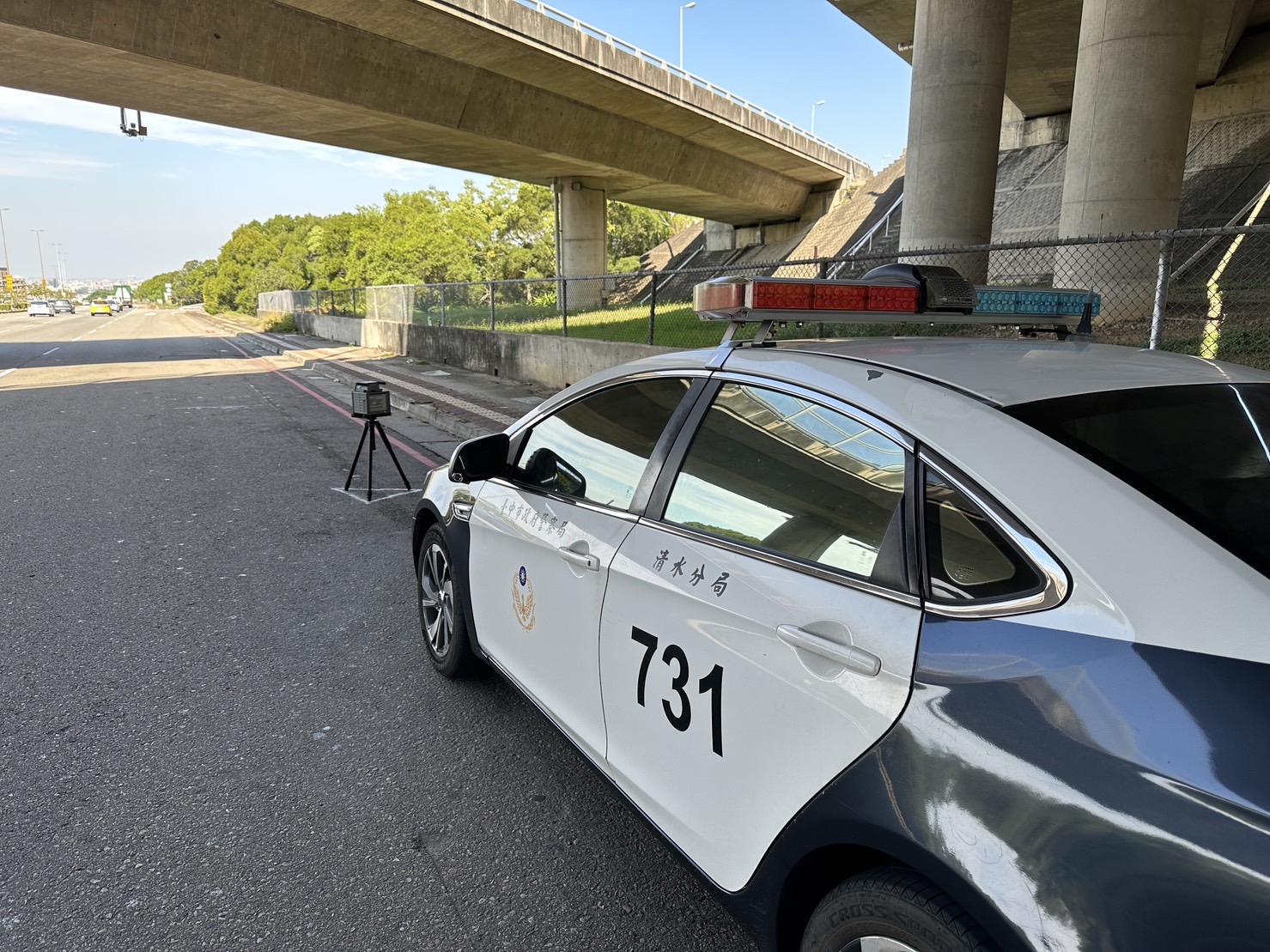 圖片說明:中市警藉由執法和宣導雙重手段,來遏止大型車交通違規行為,以防制交通事故發生與提升交通安全。
