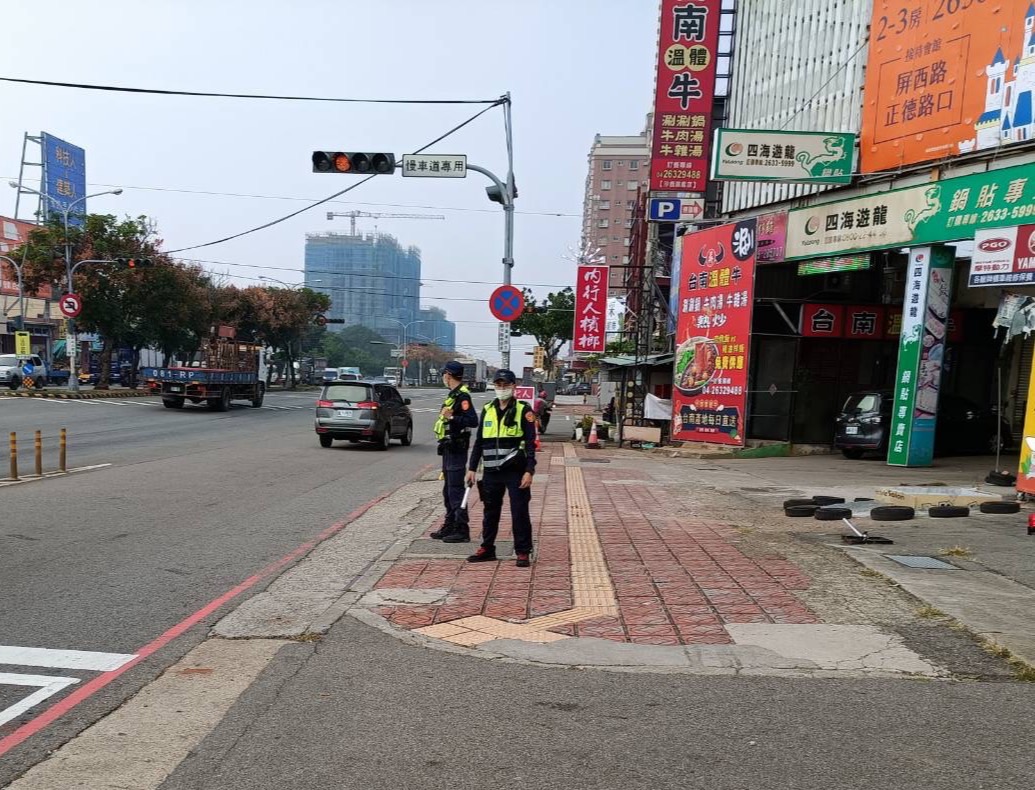 圖片說明:中市警藉由執法和宣導雙重手段,來遏止大型車交通違規行為,以防制交通事故發生與提升交通安全。