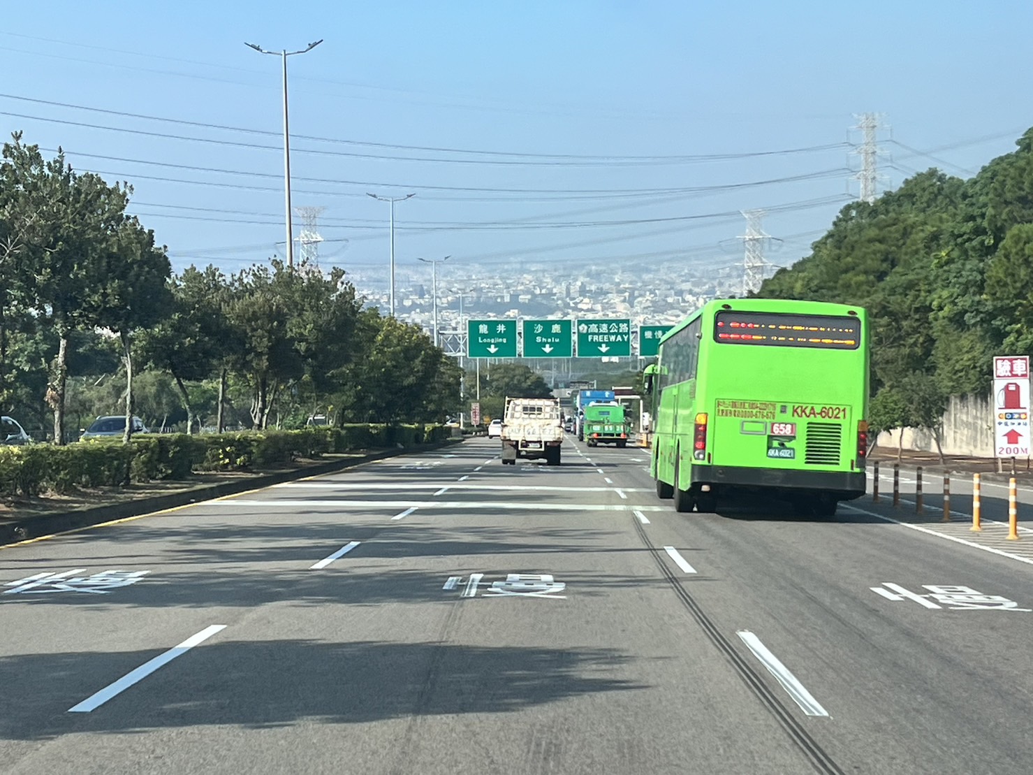 圖片說明:中市警藉由執法和宣導雙重手段,來遏止大型車交通違規行為,以防制交通事故發生與提升交通安全。
