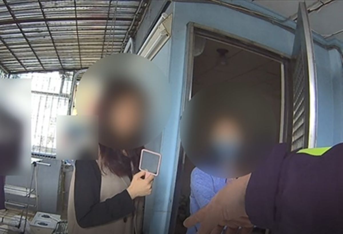 圖片說明:女子十分感謝員警機智協助開鎖。(記者 宋紹誠攝)