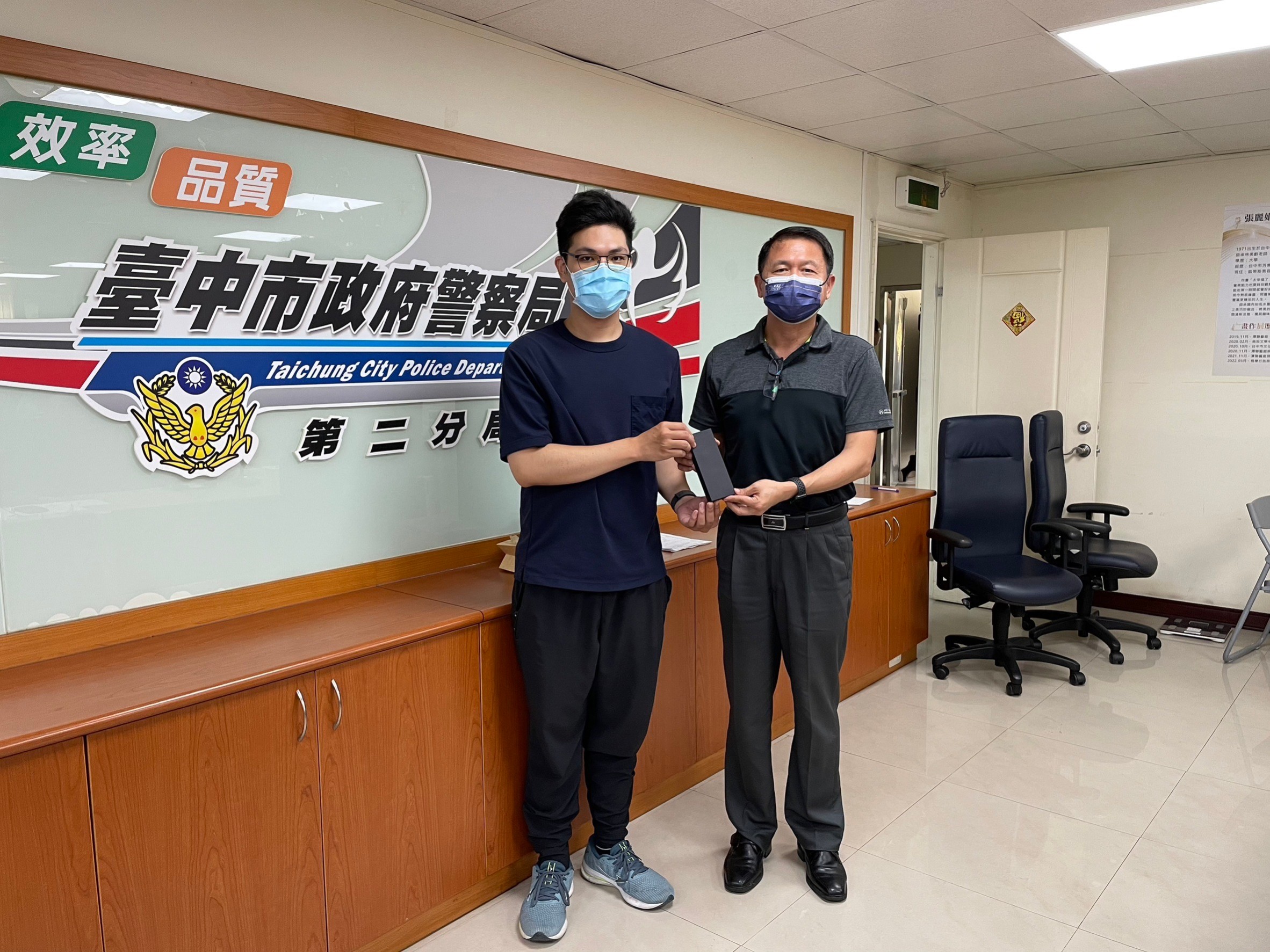 圖片說明:中市警二分局立人派出所警員徐聖傑高分考上「111年公務人員高等考試三級人事行政」,中市警二分局長陳家銘特別致贈鋼珠筆禮盒獻祝福。(記者林㤈輝翻攝)