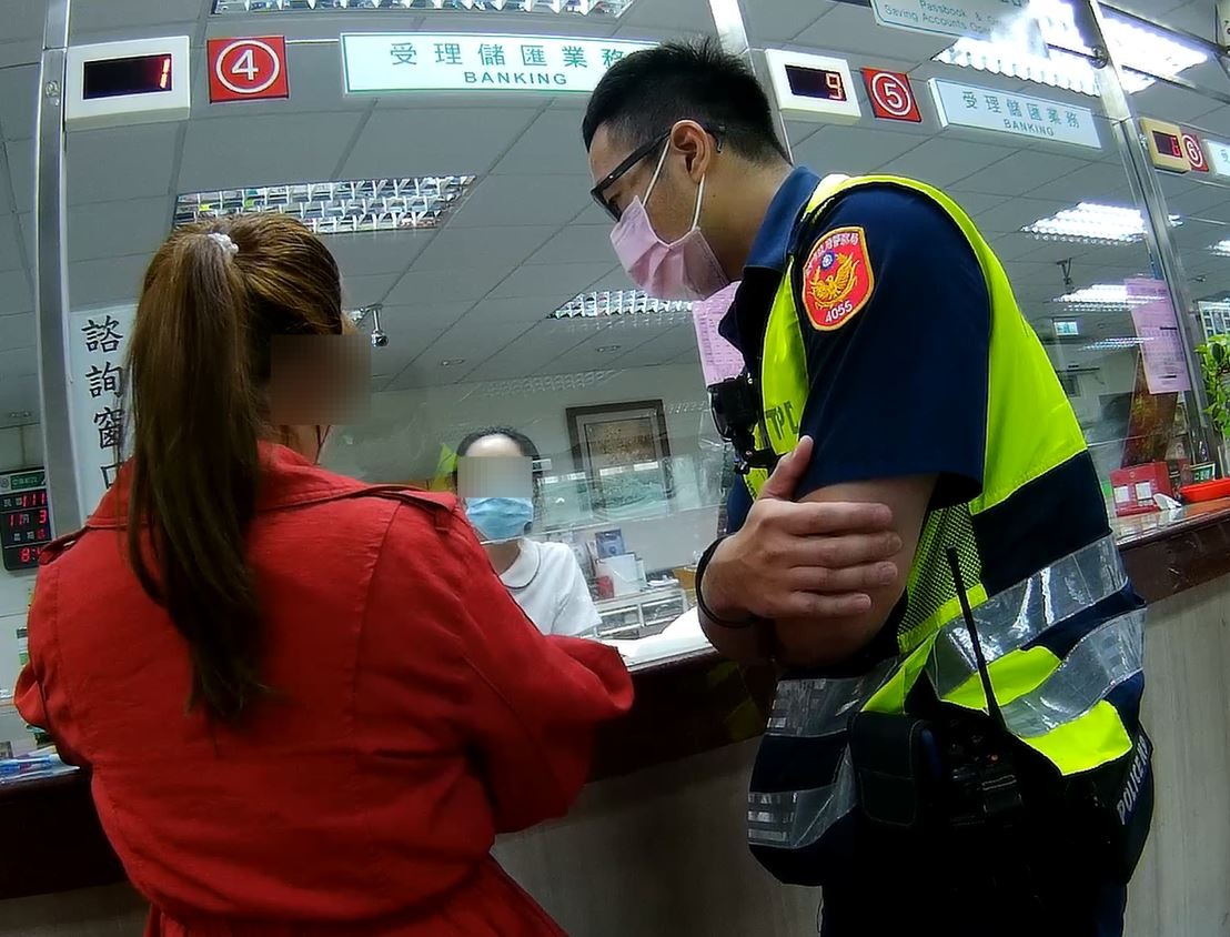 圖片說明:臺中市政府警察局第四分局南屯派出所成功阻詐保住阮女新臺幣5萬元。(記者謝榮浤翻攝)